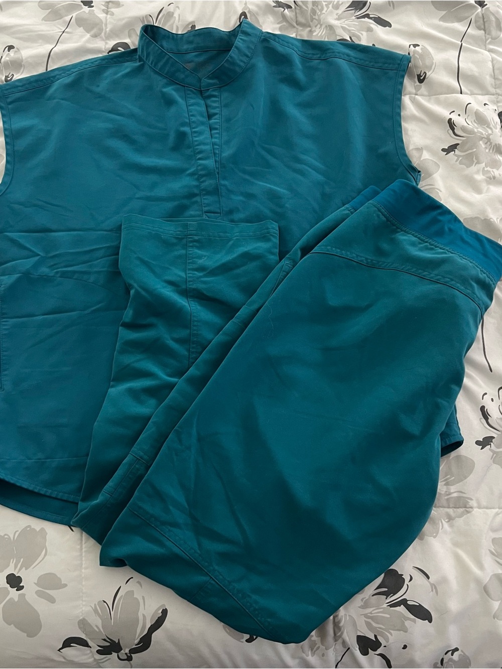 Figs Women's Scrub medium Top and large Pants in Teal